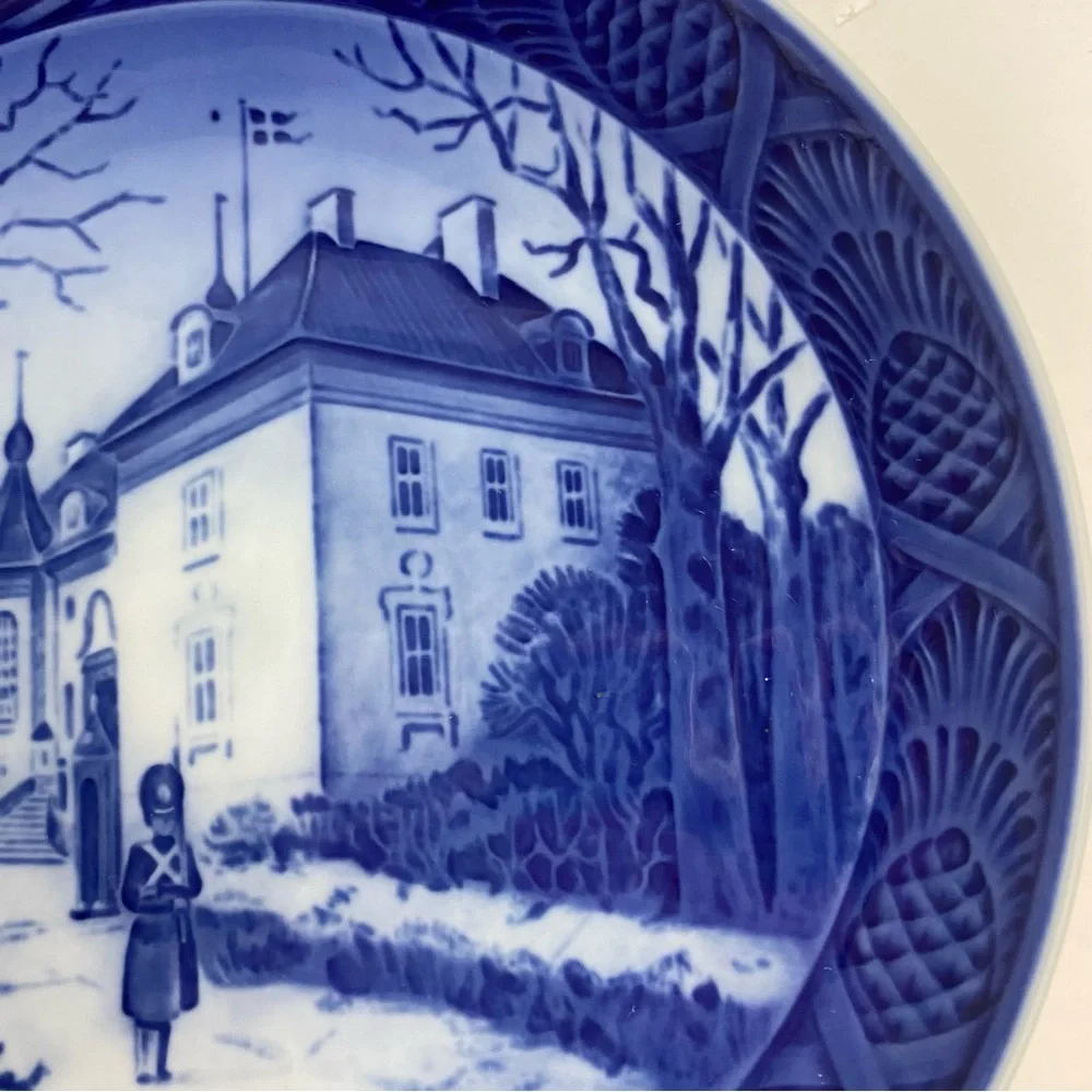 ROYAL COPENHAGEN Blue Decorative Christmas Plate 1975 Commemorative Editition